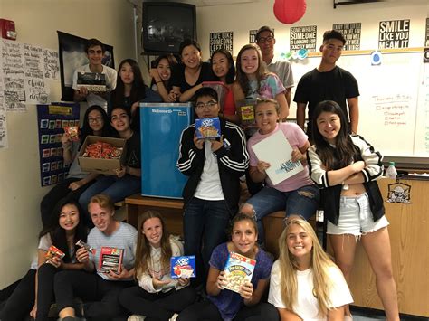 Crescenta Valley staff celebrates National Yearbook Week prize