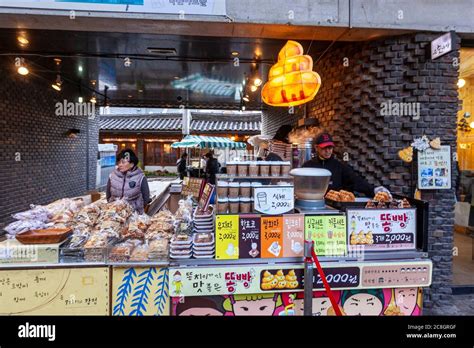 Street food stall in Insa-dong, about 100 galleries Insadong-gil ...