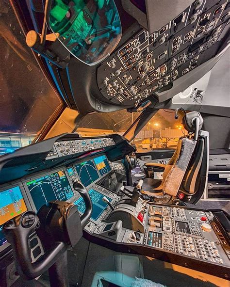 Experience the Thrill of the 787 Cockpit