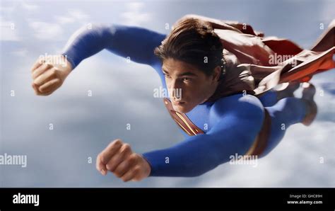 SUPERMAN RETURNS Australien/USA 2006 Bryan Singer Superman (BRANDON ROUTH) flying in action ...