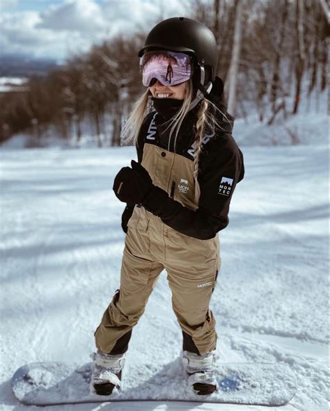 Pin by Sara Heredia on outfits | Snowboarding outfit, Skiing outfit, Snowboarding women outfit