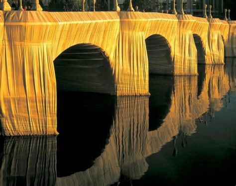 Christo et Jeanne Claude, The Pont Neuf Wrapped, Paris, 1975 85, photo Wolfgang Volz © 1985 ...