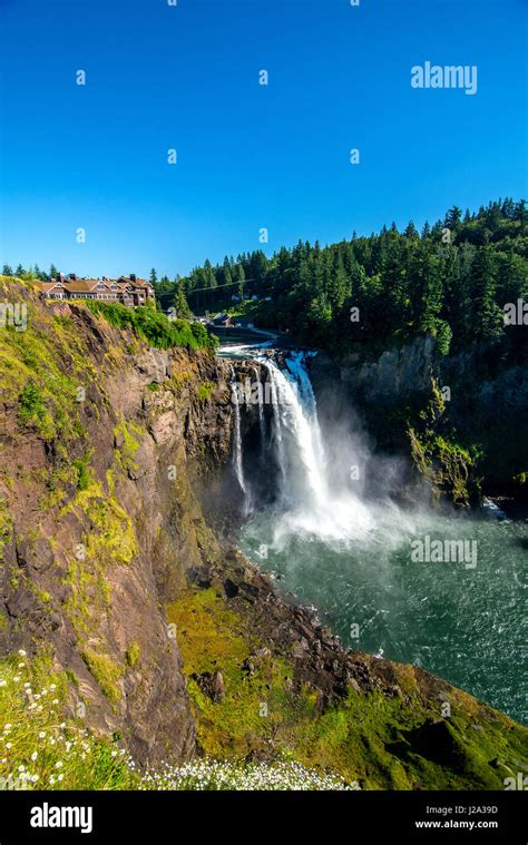 Snoqualmie lodge and falls hi-res stock photography and images - Alamy