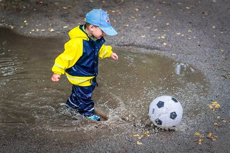 5 reasons why kids should jump in a puddle - Life with my Penguin