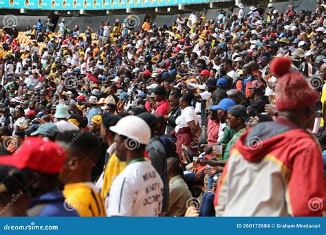 Kaizer Chiefs Verses Orlando Pirates: Fans Packed into the FNB Stadium ...