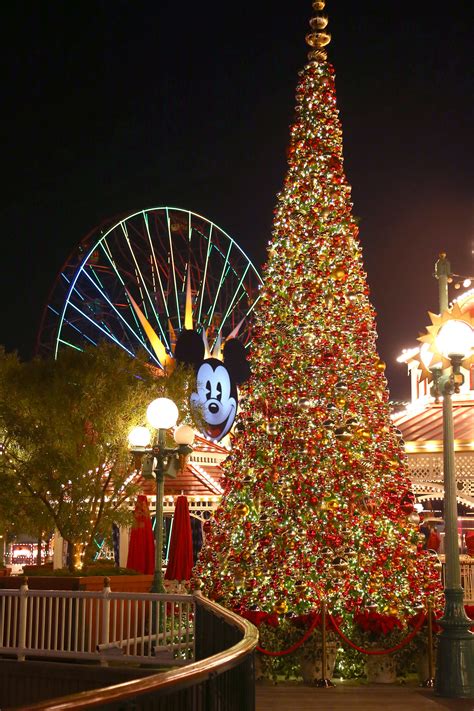 Disneyland Resort Welcomes Anna and Elsa from 'Frozen' to 'A Christmas Fantasy' Parade for the ...