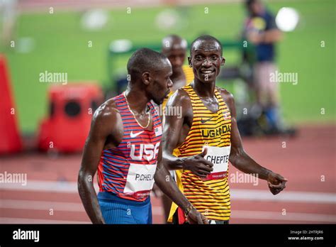 Joshua Cheptegei waving after winning at the 2020 Tokyo Olympics in the ...