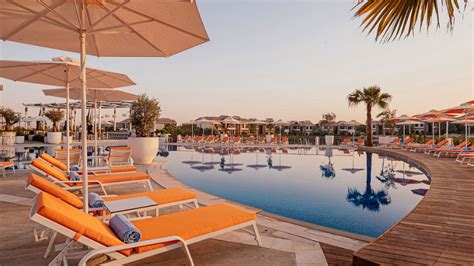 Jumeirah Islands Clubhouse: Pool Day Deals | HiDubai Deals