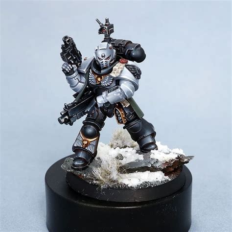 Raven guard lieutenant for a upcoming raven guard army, love to paint it black // Chris # ...