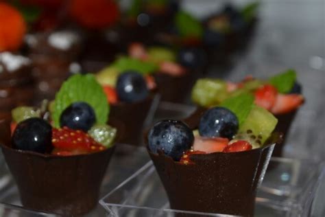 Canasta de chocolate con frutas - Mundo Pastel