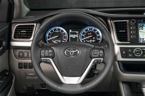 Driving Around The 2017 Toyota Highlander vs The 2017 Toyota Rav4 Hybrid