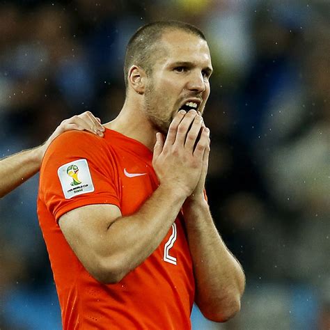 Netherlands' Ron Vlaar missed penalty kick vs Argentina in World Cup almost goes in - ESPN FC