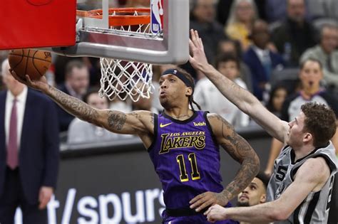 Watch: Lakers' Michael Beasley forgets shorts when checking into game ...