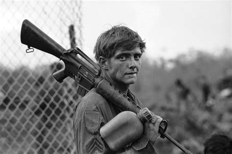 An American corporal with an M16 somewhere in Vietnam | 베트남 전쟁, 베트남, 총