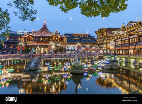 Night view of Chenghuang Temple in Yuyuan, Shanghai Stock Photo - Alamy