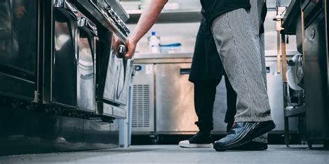 10 Best Kitchen Shoes for Chefs of 2024: [ Review & Buyer's Guide]