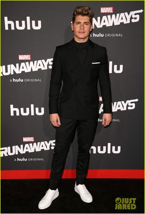 Gregg Sulkin Joins 'Runaways' Co-Stars at L.A. Premiere! | Photo ...