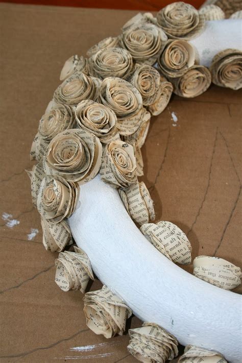 Betty Susanne : How To Make A Wreath With Paper Book Pages | Artesanato ...