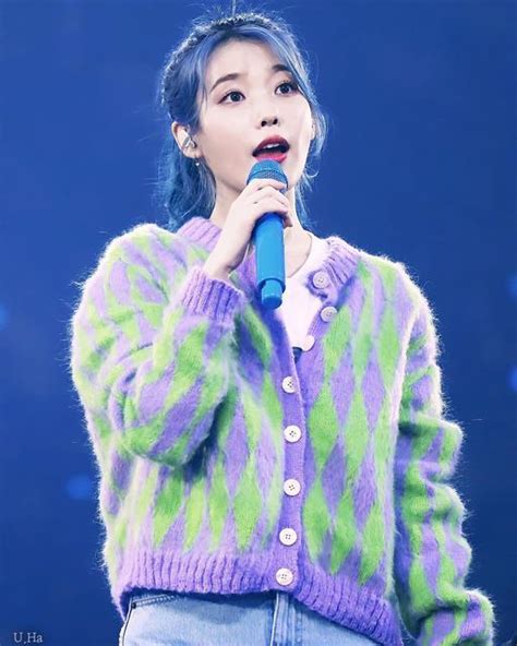 아이유(IU) | 이지은(Lee Jieun) 🍀 on Instagram: "콘서트 신나 신나 🧡🥳 @dlwlrma - #아이유 ...