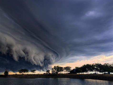 Epic shelf cloud engulfs Cleveland, Ohio in pictures and videos ...