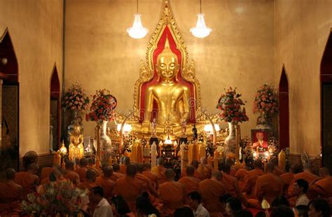 Buddhist monks praying editorial image. Image of church - 22576780