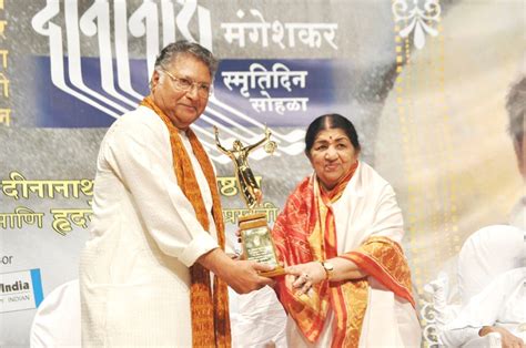 Lata Mangeshkar presenting award to actor Vikram Gokhale at Master ...