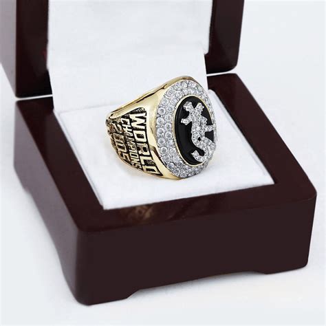 2005 CHICAGO WHITE SOX World Series Championship Ring Size 10-13 With a nice wooden case