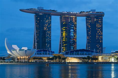 Marina Bay Sands w Singapurze - hotel w kształcie łodzi i z nieskończonym basenem