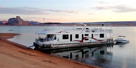 Houseboating on Lake Powell - TravelWorld International Magazine