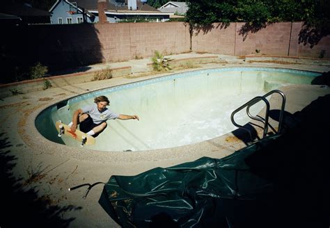 Beautiful Pictures of Skateboarders in Empty Swimming Pools in California – Fubiz Media