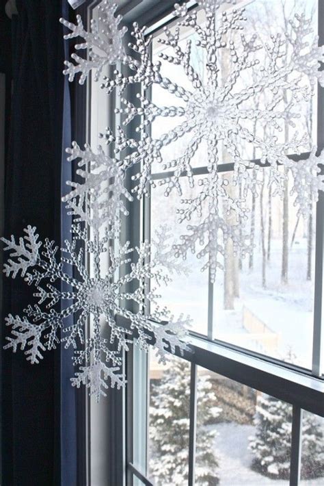 How To Use Snowflakes In Winter Décor: 36 Ideas | DigsDigs | Christmas ...