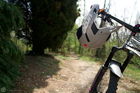 Get Unique Looks and Low Weight With Urge's Archi-Enduro RR Mountain Bike Helmet | Mountain bike ...