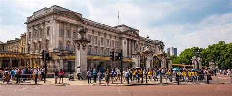 Buckingham Palace: Amazing Places to Visit in London, UK