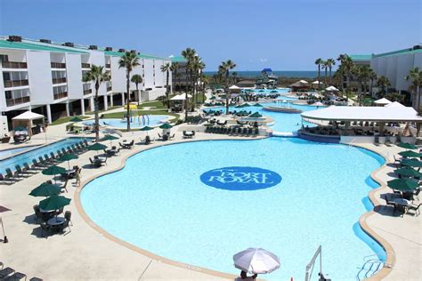 Marriott Marquis Houston debuts Texas-shaped pool in grand opening