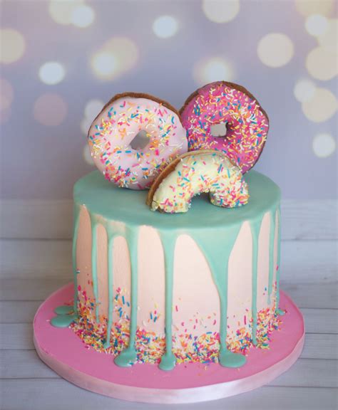 Pink donut drip cake #cakedecoratingdesigns Donuts Donuts Deccor kitchen in 2020 | Cool birthday ...