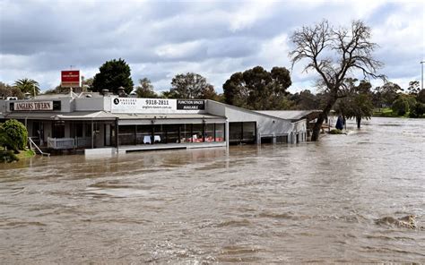 Hundreds rescued from floods in Victoria, as warnings continue | RNZ News