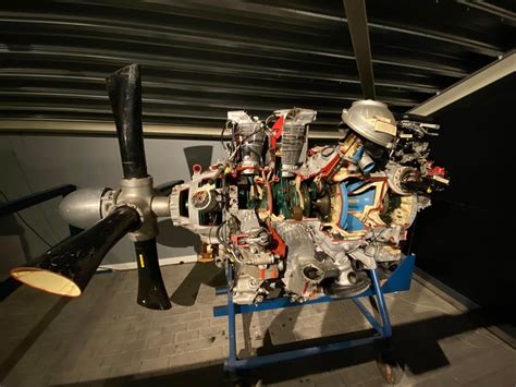 Wright R-3350 aircraft engine cutaway - photo - HomemadeTools.net