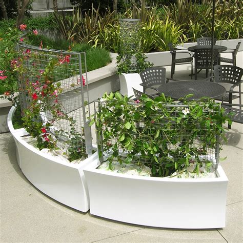 Fiberglass planter / curved / with trellis / contemporary - HEDGE-A-MATIC - greenscreen