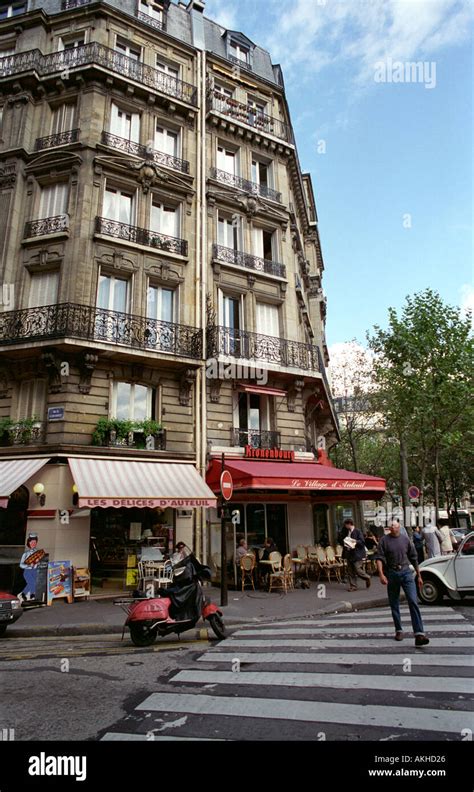 Paris street scene Stock Photo - Alamy