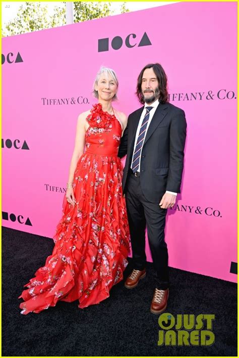 Keanu Reeves & Girlfriend Alexandra Grant Hug & Kiss at MOCA 2023 Gala: Photo 4920920 | Keanu ...