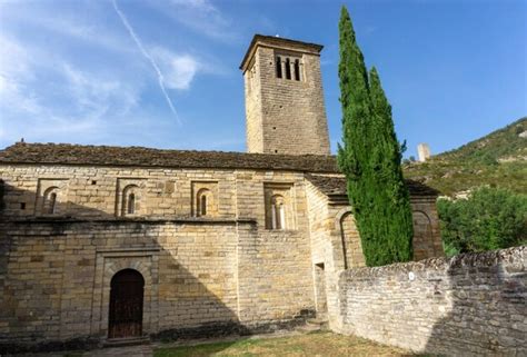 Premium Photo | Romanesque church of san pedro de larrede 11th century aragon spain