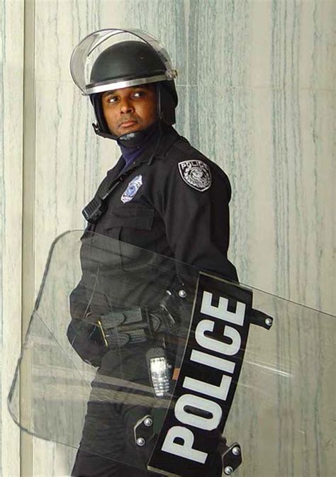 File:Police officer in riot gear.jpg - Wikimedia Commons