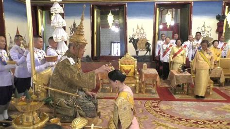 Thai King Vajiralongkorn: Coronation in pictures - BBC News