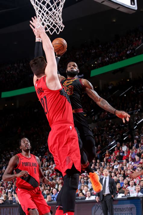 LeBron James absolutely posterizes Jusuf Nurkic