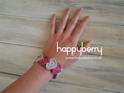 Happy Berry Crochet: Quick and simple crochet heart bracelet pattern