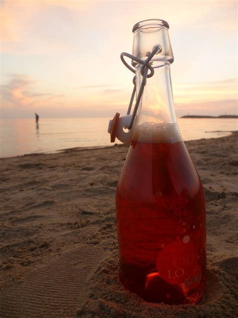 Fotos gratis : playa, mar, arena, vino, noche, rojo, fiesta, beber, botella, bebida refrescante ...