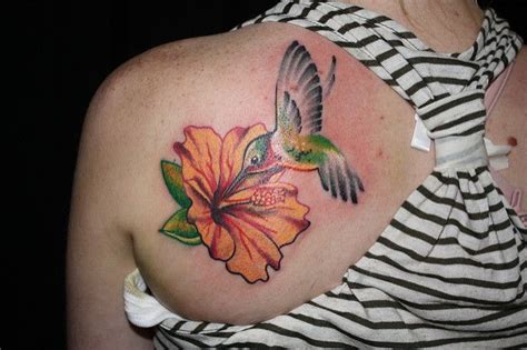 hummingbird hibiscus tattoo | Hibiscus tattoo, Hummingbird tattoo, Flower tattoo shoulder