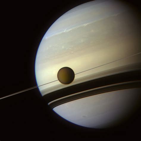 ESA - In the shadows of Saturn’s rings