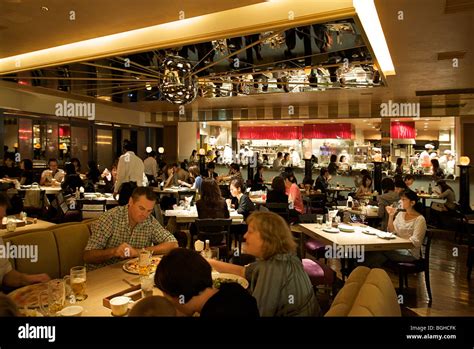 Busy restaurant in Mori Tower, Roppongi Hills, Tokyo, Japan Stock Photo - Alamy