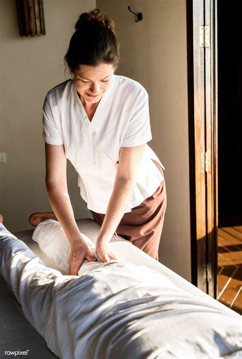 Female massage therapist giving a massage at a spa | premium image by ...